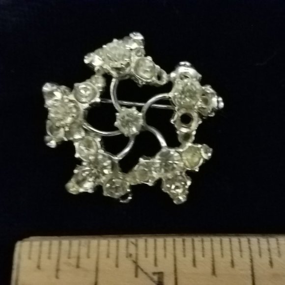 Vintage Snowflake/Star Brooch with Clear Rhinestones - Picture 2 of 5